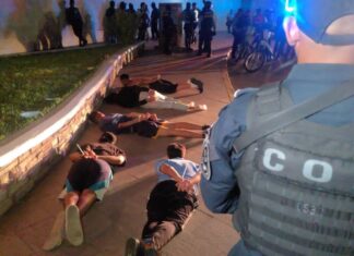 Frente a mall, capturan a supuestos pandilleros minutos después de robar vehículo en que se transportaban