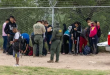 EE. UU. detiene a cientos de migrantes en El Paso antes del fin de la deportación exprés