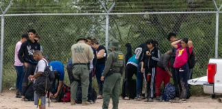 EE. UU. detiene a cientos de migrantes en El Paso antes del fin de la deportación exprés