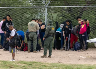 EE. UU. detiene a cientos de migrantes en El Paso antes del fin de la deportación exprés