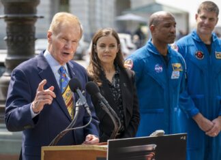 Los astronautas que irán a la luna piden a EE. UU. que no haya recortes para la NASA
