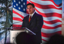 Indocumentados de Florida temen que inmigración sea piedra angular de campaña de DeSantis