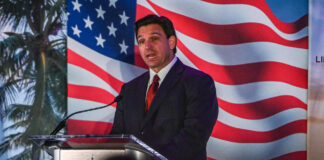 Indocumentados de Florida temen que inmigración sea piedra angular de campaña de DeSantis