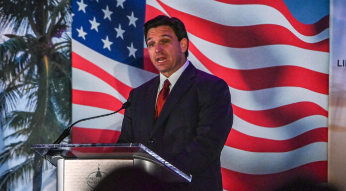 Indocumentados de Florida temen que inmigración sea piedra angular de campaña de DeSantis