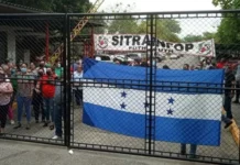 Colectivos de Libre “tiran y patean” a policía que buscaba impedir su ingreso al Infop