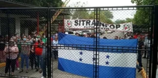 Colectivos de Libre “tiran y patean” a policía que buscaba impedir su ingreso al Infop