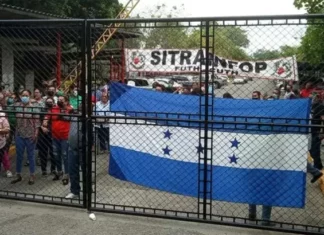 Colectivos de Libre “tiran y patean” a policía que buscaba impedir su ingreso al Infop