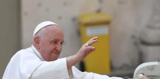 El papa Francisco mejora, ya ha podido levantarse y retomar su trabajo