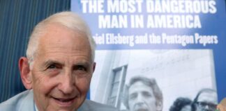 Muere Daniel Ellsberg, quien filtró los Papeles del Pentágono sobre la guerra de Vietnam