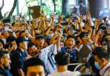 Cientos de seguidores chinos salen a recibir a Messi en Pekín