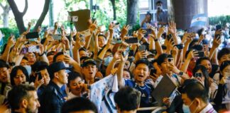 Cientos de seguidores chinos salen a recibir a Messi en Pekín