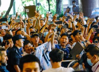 Cientos de seguidores chinos salen a recibir a Messi en Pekín