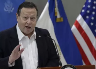 El embajador de Estados Unidos dice que El Salvador redujo un 40 % la migración irregular