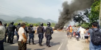 Pobladores de Omoa, Cortés, protestan ante los constantes apagones que han dejado a la comunidad sin energía eléctrica