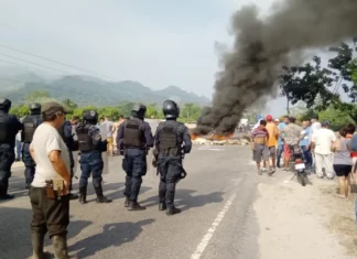 Pobladores de Omoa, Cortés, protestan ante los constantes apagones que han dejado a la comunidad sin energía eléctrica