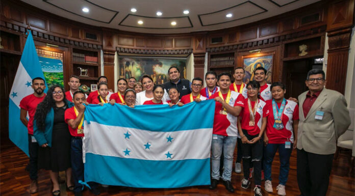 Presidenta hondureña juramenta a deportistas que irán a Olimpiadas Especiales en Berlín