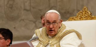 El papa trabaja desde el hospital y esta tarde rezó en una capilla privada