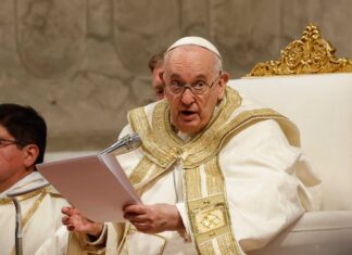 El papa trabaja desde el hospital y esta tarde rezó en una capilla privada