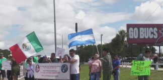 Manifestantes latinos protestan en Tampa contra ley de inmigración de Florida