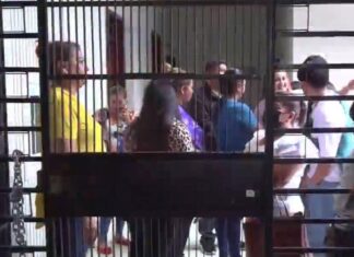 Colectivos de Libre se toman las oficinas administrativas del centro de salud Alonso Suazo, en protesta de asignación de plazas