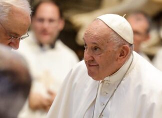 El papa afirma que es «urgente e inaplazable» cambiar el modelo de producción y consumo