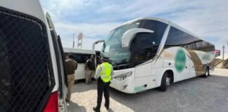 Detienen en noroeste de México a choferes que entregaban a migrantes a crimen organizado