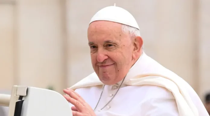 El posoperatorio del papa Francisco procede con normalidad en su segundo día ingresado