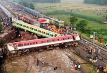 Las autoridades indias rebajan a 275 los muertos en el accidente de trenes