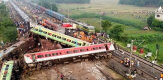 Las autoridades indias rebajan a 275 los muertos en el accidente de trenes