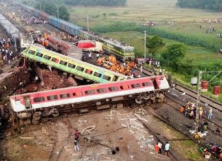 Las autoridades indias rebajan a 275 los muertos en el accidente de trenes