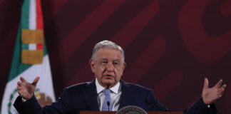 López Obrador culpa a gobiernos del pasado del asesinato del fundador de las autodefensas