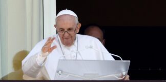 El papa se sometió a fisioterapia respiratoria y rezó el ángelus en la capilla privada