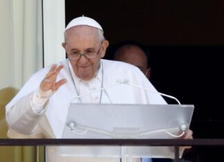 El papa se sometió a fisioterapia respiratoria y rezó el ángelus en la capilla privada