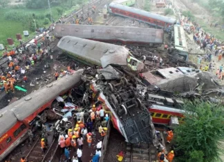 Sube a 261 el número de muertos en el peor accidente de trenes en dos décadas en la India