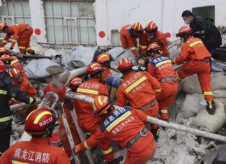 Al menos nueve muertos tras el derrumbe del techo de un centro deportivo escolar en China