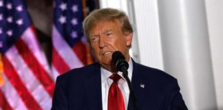Trump se burla de los «ridículos» cargos en su contra en un mitin en Pensilvania