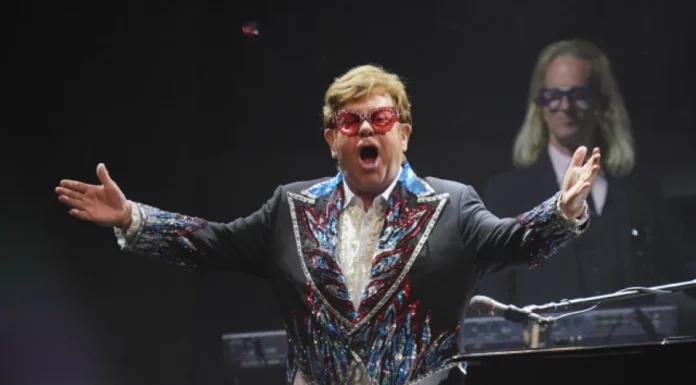 Elton John declara como testigo en el juicio contra Spacey por delitos sexuales