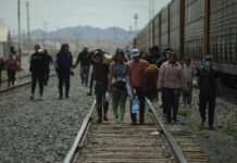 Autoridades hallan a 256 migrantes abandonados al este de México en tres operativos