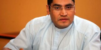 El padre Carlos Rubio dice que los ataques contra Gabriela Castellanos son directos