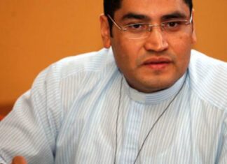 El padre Carlos Rubio dice que los ataques contra Gabriela Castellanos son directos