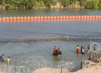 EE. UU. demanda a Texas por colocar boyas en el Río Grande para frenar a los migrantes