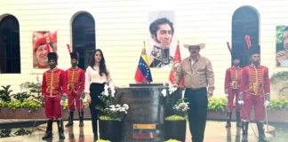 Mel Zelaya y su hija viajan a Venezuela para conmemorar el nacimiento de Hugo Chávez