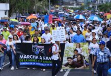 Miles de hondureños en diferentes partes del país realizan marchas en contra de la ideología de género