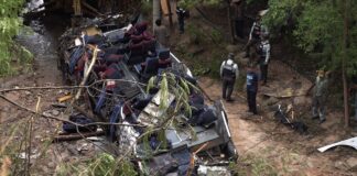 Aumenta a 29 la cifra de fallecidos por volcadura de autobús en Oaxaca, México