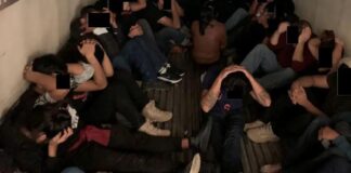 Autoridades migratorias en México encuentran a más de 300 migrantes en cajas de camiones