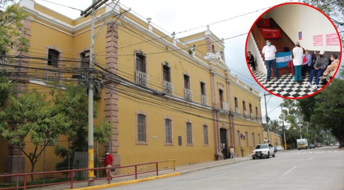 Colectivos de Libre protestan exigiendo plazas laborales e impiden el acceso al director del Hospital San Felipe