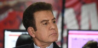 «No seas «lentejo» yo se que te cuesta leer, pero busca la historia», dice Nasralla a Manuel Zelaya