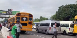 Transportistas realizan protesta en el peaje de Yojoa exigiendo se concluya carretera entre Las Flores y Santa Cruz