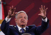 López Obrador tacha de “publicitaria” y “vulgar” las barreras fronterizas que puso Texas