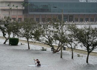 Carreteras y calles inundadas, cortes de energía: Florida brega con las secuelas de Idalia